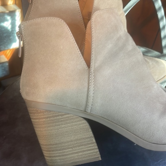 TORRID Pointed Toe V-Cut Bootie - Picture 4 of 9